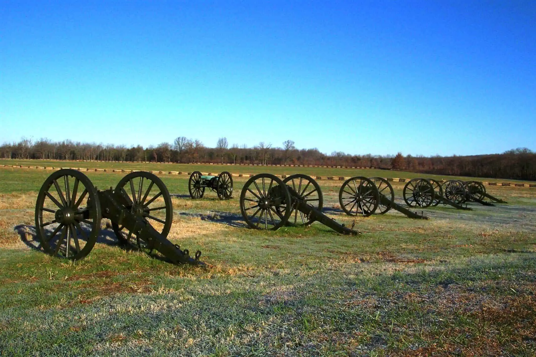 Multiple canons on display in a field at Pea Ridge